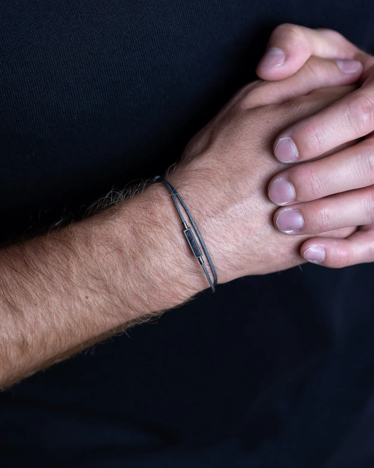 1.5mm Grey nylon bracelet with a carbon fiber element